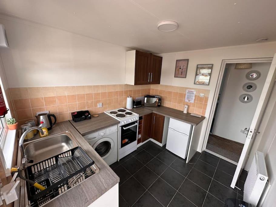 Semi-Detached Chalet - Uddingston, Glasgow Exteriér fotografie