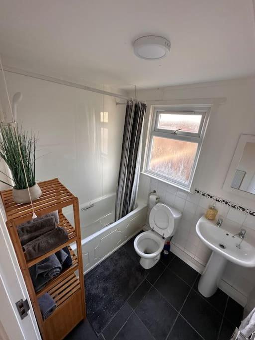 Semi-Detached Chalet - Uddingston, Glasgow Exteriér fotografie
