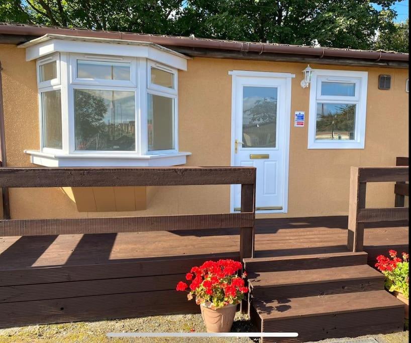 Semi-Detached Chalet - Uddingston, Glasgow Exteriér fotografie
